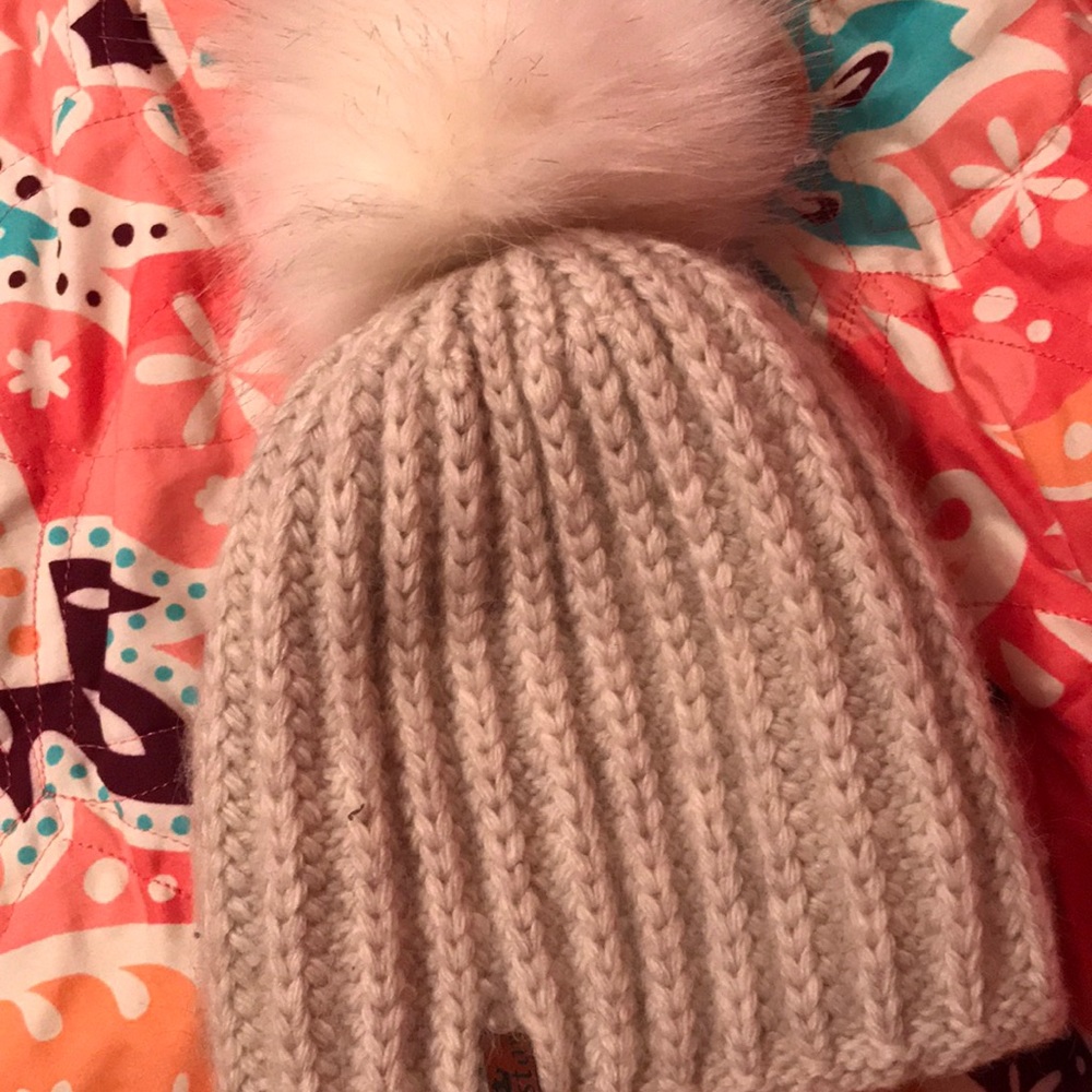 A hat - Picture 2 of 3